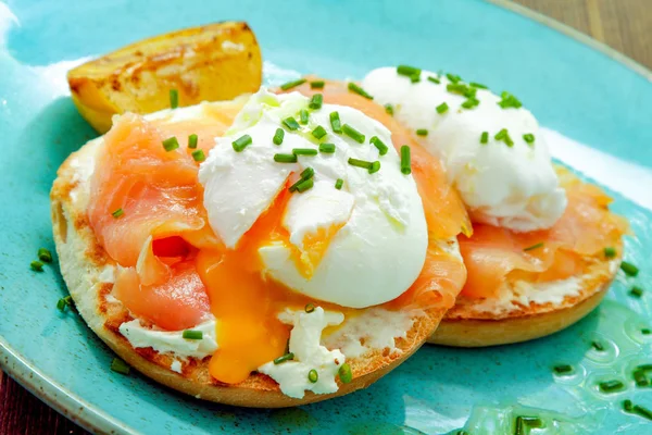 Gerookte Zalm Met Gepocheerd Muffin — Stockfoto