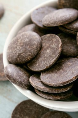 gevşek çikolata parçaları tatlı