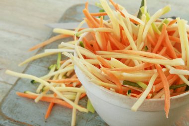 sağlıklı sebze lahana salatası yapma