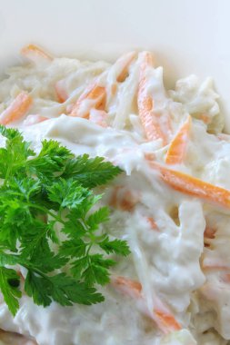 lahana salatası salata tabağına