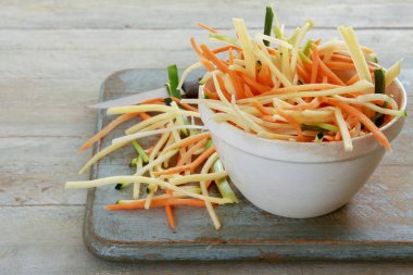 Taze lahana salatası hazırlama