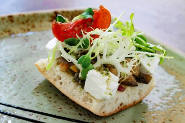 taze yapılmış açık sandviçler