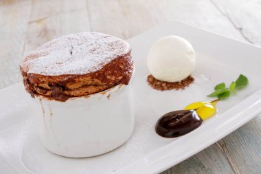 fırında çikolatalı sufle tatlısı