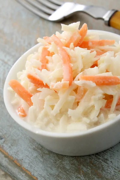 Sałatka Coleslaw Naczyniu — Zdjęcie stockowe