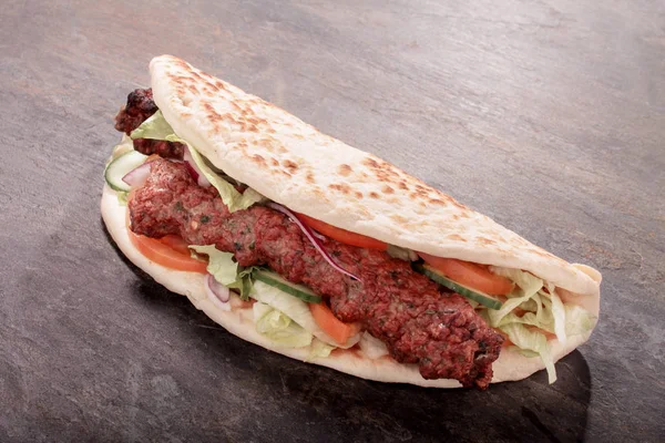 Ινδική Tikka Σισ Κεμπαπ Naan Wrap — Φωτογραφία Αρχείου