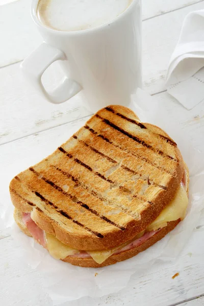 Sanduíche Tostado Fresco Com Café — Fotografia de Stock