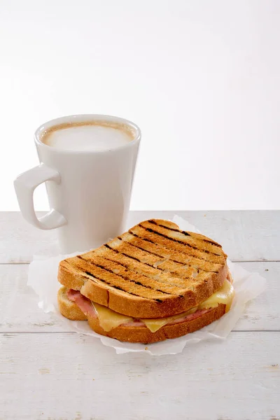 Sanduíche Tostado Fresco Com Café — Fotografia de Stock