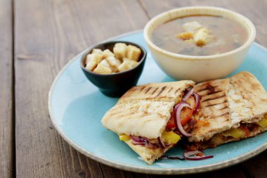 çorba ile taze yapılmış panini sandviç