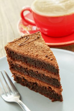 katmanlı çikolatalı kek ve kahve