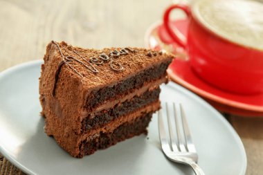 katmanlı çikolatalı kek ve kahve