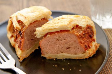 taze pişmiş sosis rolls