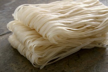 pişmemiş kuru pirinç noodle