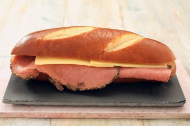 taze yapılmış pastırmalı sandviç