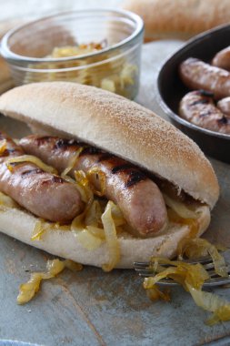 Sucuk ekmeği kızarmış soğan ile