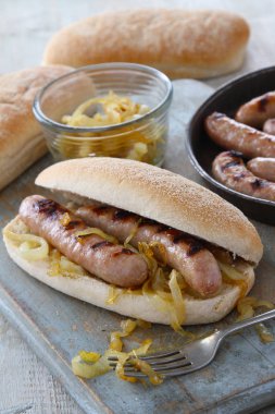 Sucuk ekmeği kızarmış soğan ile