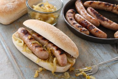 Sucuk ekmeği kızarmış soğan ile