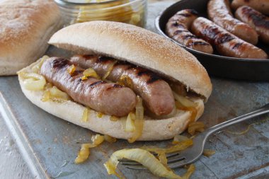 Sucuk ekmeği kızarmış soğan ile