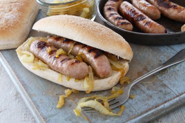 Sucuk ekmeği kızarmış soğan ile