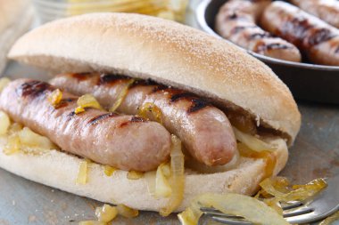 Sucuk ekmeği kızarmış soğan ile