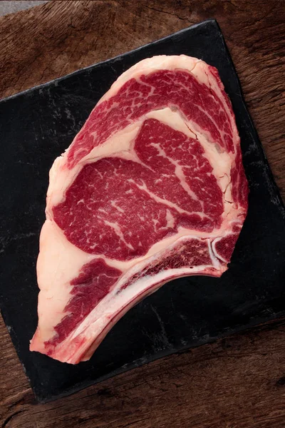 Yaşlı Sığır Eti Biftek Masanın Üstüne Kesmek — Stok fotoğraf