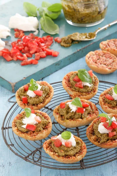 Fazer Canapés Bruschetta Frescos — Fotografia de Stock