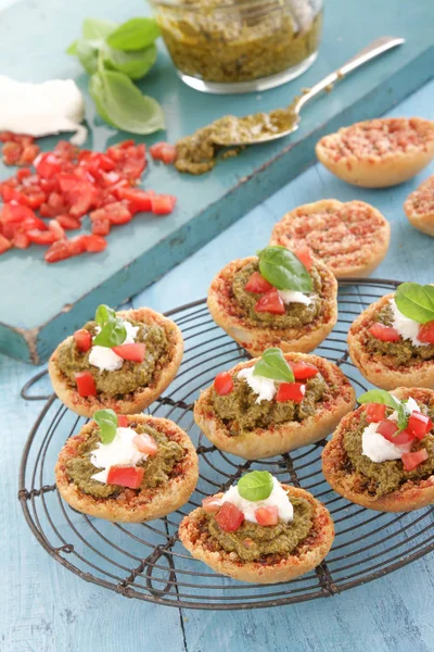 Fazer Canapés Bruschetta Frescos — Fotografia de Stock