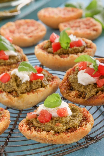 Fazer Canapés Bruschetta Frescos — Fotografia de Stock