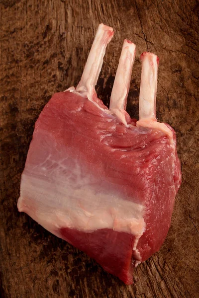 新鮮な生ラム肉をカット — ストック写真