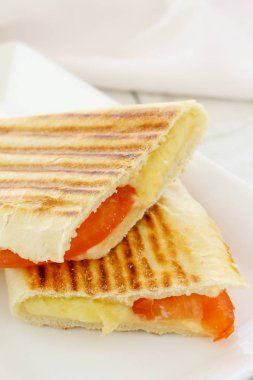 Peynir ve domates panini
