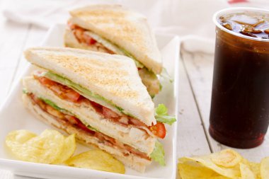 taze yapılmış tost club sandviç
