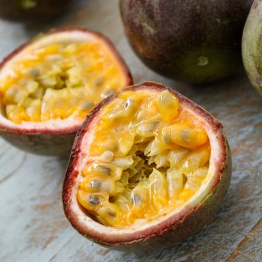 taze tutku meyve hazırlanıyor