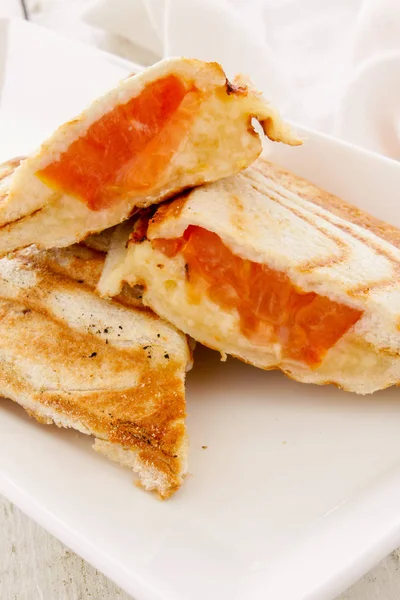 Νωπά Ψημένα Σάντουιτς Τυρί Και Ντομάτα — Φωτογραφία Αρχείου