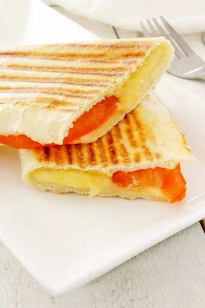 チーズとトマトのパニーニ — ストック写真