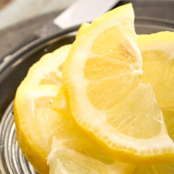 Приготовление Свежих Нарезанных Лимонов — стоковое фото