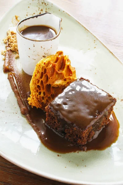 Vergulde Sticky Toffee Pudding Dessert — Stockfoto