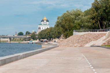 Sıcak yaz gününde eski Rus kasabası Pskov 'un seti
