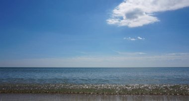 Saf su ve mavi gökyüzü ile Okyanus panoraması