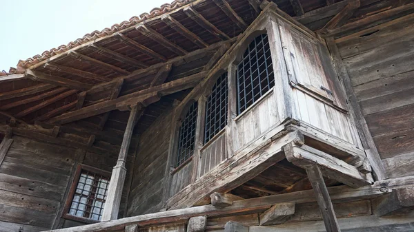 瓦屋根の古い木造住宅建設 — ストック写真