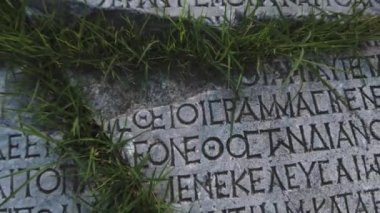 Yunanca bir mermer levhaya yazı