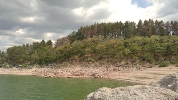 Plage avec rochers et forêt