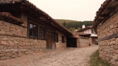 Zheravna Bulgaristan sokaklarında yürü