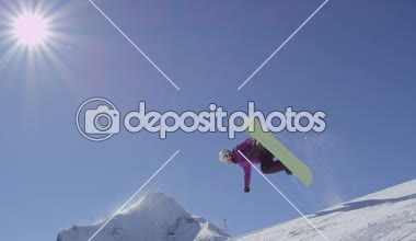 Ağır çekim: büyük dağ kar Park'ta yarım boru sürme, halfpipe duvardan ve güneş üzerinde atlama, hile ve rotasyonlar kapmak ile güneşli kışın gerçekleştirme genç pro snowboarder