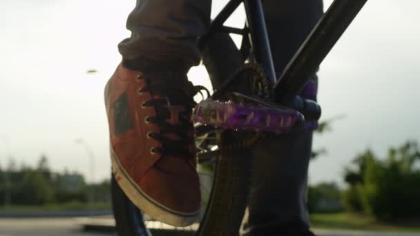 Slow Motion Fechar Dof Extremo Bmx Motociclista Girando Colocando Pedal — Vídeo de Stock