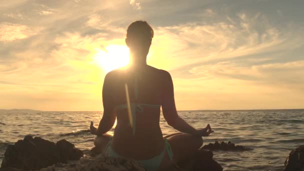 Zbliżenie Spokojna Dziewczyna Siedzi Skale Przez Falujący Morze Medytując Lotus — Wideo stockowe