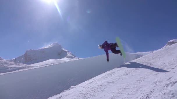 Moción Lenta Joven Snowboarder Profesional Que Monta Media Tubería Gran — Vídeos de Stock