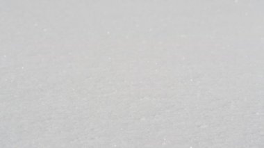 Yakın kadar ağır çekim Dof: Taze kar sıcak kış güneşte ışıltılı uçak alan güzel pürüzsüz levha. Rüya gibi sahne güneşli Noel günü çarpıcı beyaz karlı battaniye parlayan ile kaplı
