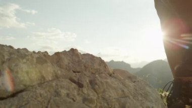 Ağır çekim, Close Up: Ayrıntı vintage deri Dağcılık botları. Rocky Dağları tırmanışı ve yokuş yukarı güneşli inanılmaz yaz günü Avrupa Alpleri'nde yürüme tanınmaz maceracı kadın uzun yürüyüşe çıkan kimse