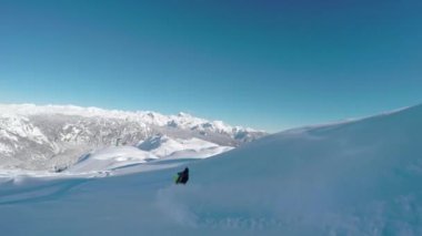 Yakın takip etmek: mutlu snowboard eğleniyor bir güneşli kış gününde snowboard backcountry karlı dağlarda. Taze kar kar bakırlı Dağı kayak merkezinde kapalı sürme aşırı freeride snowboarder