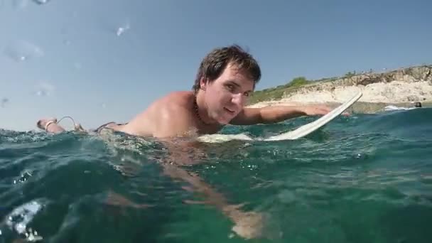 Slow Motion Flose Half Comderwater Homem Sorridente Remando Prancha Surf — Vídeo de Stock