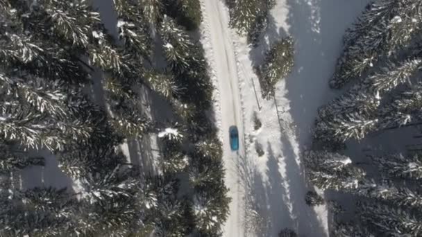Aerial Carro Esporte Azul Dirigindo Estrada Gelada Escorregadia Longo Chalés — Vídeo de Stock